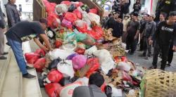 Warga Pandeglang Hadiahi Satu Truk Sampah ke Kantor Bupati, Protes Kerja Sama dengan Tangsel