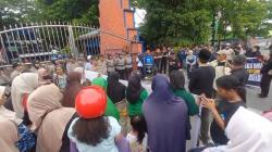 Warga Karimun Demo, Kantor Bea Cukai Digeruduk Gegara Beras Langka