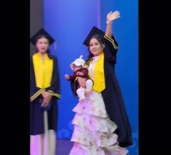 Harumkan Panggung Wisuda, Ibu Muda Gendong Balita Saat Terima Ijazah Bikin Warganet Haru