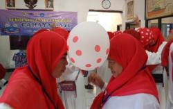 Kemerdekaan ke-80, Lansia di Cirebon Meriahkan HUT RI dengan Lomba Joget Balon