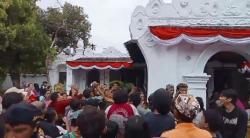 Rebo Wekasan, Keraton Kasepuhan Cirebon Gelar Curak Sedekah Tolak Bala