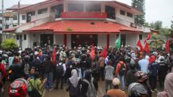 Demo Ricuh, Massa Nyaris Bakar Kantor Telkom Merauke dan Serang Aparat Kepolisian