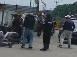 Miris! Liput Penyegelan Pabrik, Wartawan Dikeroyok Anggota Ormas Hingga Babak Belur