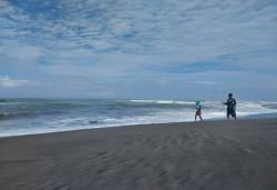 Gelombang Tinggi Hantam Pantai Apra, Nelayan Sindangbarang Tetap Berjuang Cari Rezeki di Laut
