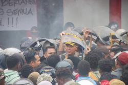 Polisi Tembakan Gas Air Mata Halau Massa Anarkis di Kantor Telkom Merauke