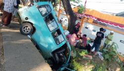 Pete-pete Tabrak Pohon Lalu Terjun ke Saluran Air, Sopir dan Penumpang Alami Luka Akibat Benturan