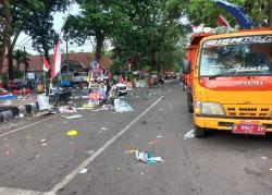 Gercep! Karnaval Selesai, Petugas DLH Grobogan Langsung Bersihkan Sampah Yang Ditinggal Penonton