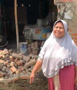 Dapur Ambruk Dihantam Gempa, Pedagang Nasi Uduk di Karawang Terpaksa Hentikan Usaha