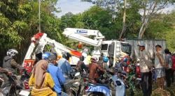 Truk Wing Box Ngamuk di Jalan Cikalongkulon–Jonggol, Serempet Kendaraan Lain Sebelum Hantam Tebing