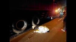 Diduga Kurang Konsentrasi, Pemotor di Tuban Tewas Setelah Menabrak Truk Parkir