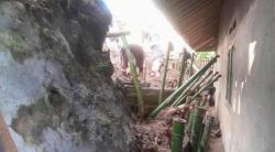 Kejadian Longsor di Kuningan, Rumah Warga dan Tower e-KTP Terancam