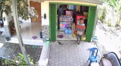 Seorang Pria di Madiun Terekam CCTV Sedang Mencuri Tabung Gas Elpiji Disebuah Toko ‎
