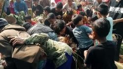 Tradisi Jembulan di Gabus Wetan Sragen, Rebutan Makanan hingga Uang Kertas