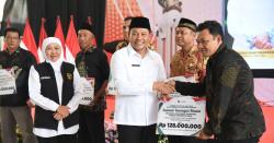 Ribuan Warga Sidoarjo Terima Bansos Pemprov Jatim Senilai Rp 4,9 Miliar