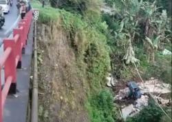 Truk Pengangkut Susu Terjun ke Jurang 20 Meter di Cikundul, Sopir Selamat Secara Ajaib