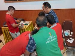 Suara Tangisan Dan Bacaan Doa Terdengar Saat Khitanan Massal di Aula Kejari Grobogan