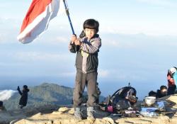 Langkah Kecil, Semangat Besar: Bocah Kelas 3 SD Linimasa Taklukkan Puncak Ciremai