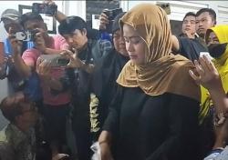 Isyarat Mimpi, Keluarga Putri Apriyani Datangi Kos untuk Doa Bersama dan Tabur Bunga
