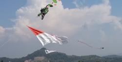 Meriah dan Menegangkan! Layang-Layang Naga 30 Meter Putus di Tengah Atraksi