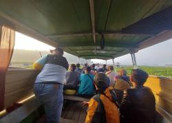 Perjuangan Nahkoda Perahu di Waduk Cirata: Melawan Hamparan Eceng Gondok