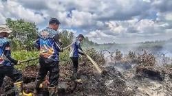 Tim Dalkarhutla Dishut Kalteng kembali Padamkan Dua Titik Kebakaran Lahan di Palangka Raya