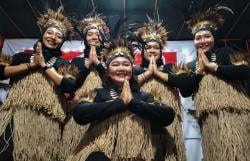 Tari Pacu Jalur Meriahkan Resepsi Peringatan HUT Kemerdekaan ke-80 RI Warga RT 05 RW 10 Gedawang