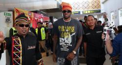 Melly Mike Tiba di Pekanbaru Disambutan Pakai Tanjak Melayu, Siap Ramaikan Pacu Jalur