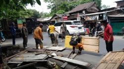 Kerap Bikin Macet: Pasar Tumpah di Tello Makassar Ditertibkan, Lapak Pedagang di Sita