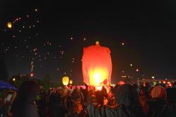 Ribuan Lampion Terangi Langit Dieng pada Hari Pertama DCF XV 2025, Pengunjung Sumringah