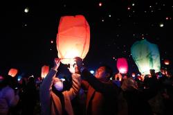 Potret Kemeriahan Simphony DCF 2025, Ribuan Lampion Hiasi Dinginnya Langit Dieng