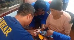Dramatis! Damkar Lebak Lepaskan Cincin yang Membengkakkan Jari Nenek 80 Tahun