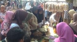 Ribuan Pengunjung Serbu Pasar Sasagaran, Surga Jajanan Jadul di Purwakarta