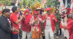 Semarak 17 Agustus 2025, Karnaval Semolowaru Hibur Ribuan Warga, Produk UMKM Habis Diborong