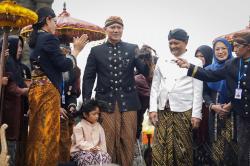 Momen AHY dan Ahmad Luthfi Ikut Cukur Rambut Gimbal di Acara Dieng Culture Festival 2025