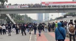 Ricuh, Demo di Depan Gedung DPR Diwarnai Aksi Pelemparan, Polisi Pukul Mundur Massa