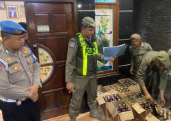 Satpol PP Sidoarjo Gencar Razia Pekat, Ratusan Miras Oplosan Disita dan Pemandu Lagu Diamankan
