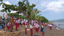 Sambut Sandeq Silumba, Ratusan Siswa SD di Mamuju Padati Pantai Arteri