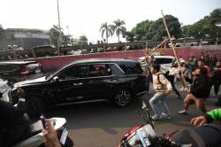 Massa Serang Mobil Mewah, Demo Tolak Fasilitas Anggota DPR RI Ricuh