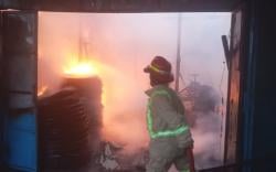 Gudang Limbah Ban Bekas di Semelo Jombang Terbakar Hebat, Warga Panik