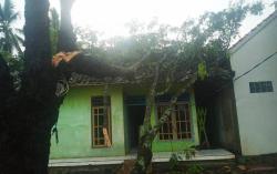 Belasan Rumah Warga Ciawigebang Rusak Akibat Pohon Tumbang dan Diterjang Angin Kencang