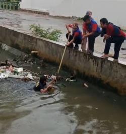 Unik, Damkar Mamuju Diminta Cari Tabung 3 Kg yang Jatuh ke Kanal