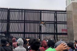 BREAKING NEWS: Pagar Gedung DPR RI Dihiasi Bendera One Piece Saat Aksi Demo Hari Ini