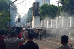 Demo Depan DPR Ricuh, Peserta Aksi Termasuk Pelajar Dipukul Mundur Polisi