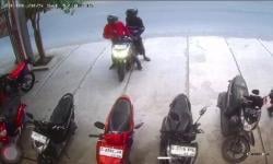 Viral! Aksi Percobaan Curanmor Gagal Usai Kepergok Warga dan Terekam CCTV