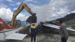 Pesawat Kargo Amole Air Terbakar Usai Tabrak Pos Kopasgat di Bandara Ilaga, Papua Tengah