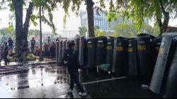 Bendera One Piece hingga Tabola-bale Warnai Ricuh Demo Mahasiswa di DPRD Sumut