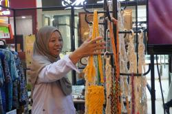 Kerajinan Kayu dan Batik Khas Bekasi Tampil di Pameran UMKM Lippo Cikarang