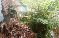Tembok Rumah Warga Pasayangan Jebol Diterjang Longsor, BPBD Turun Tangan