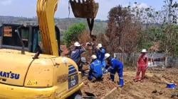 Paska Api dari Sumur Minyak Rakyat Ilegal Padam, Petugas Pertamina Memasang Capping