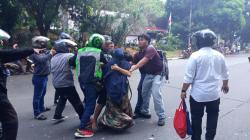 Viral! Aksi Heroik Emak-Emak Bebaskan Bocah yang Ditangkap dan Dipukul Polisi usai Demo